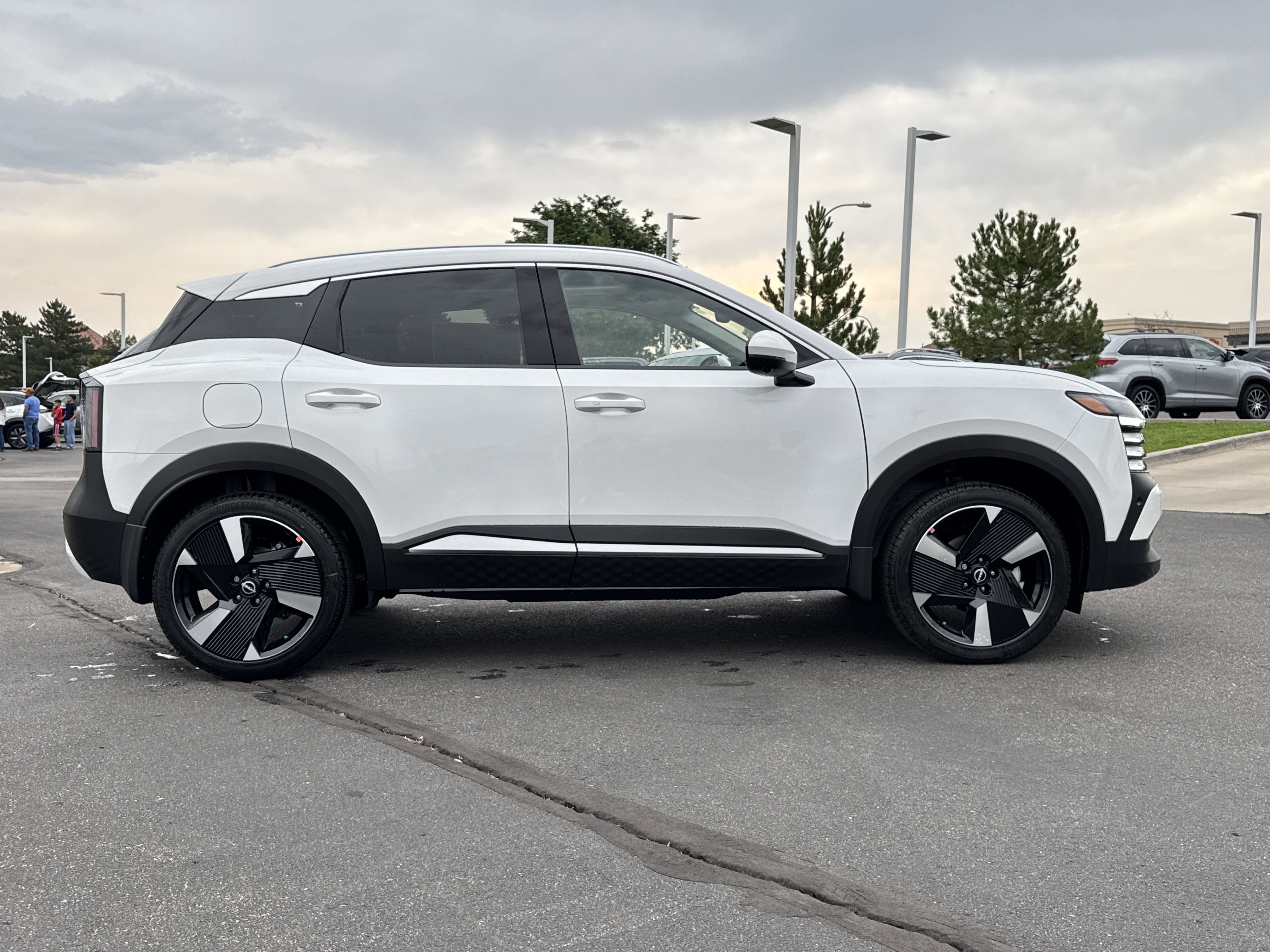 2025 Nissan Kicks SR photo 2