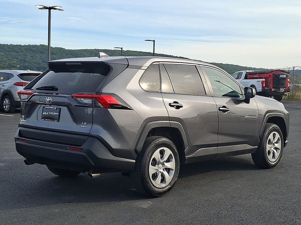 2022 Toyota RAV4 LE photo 4