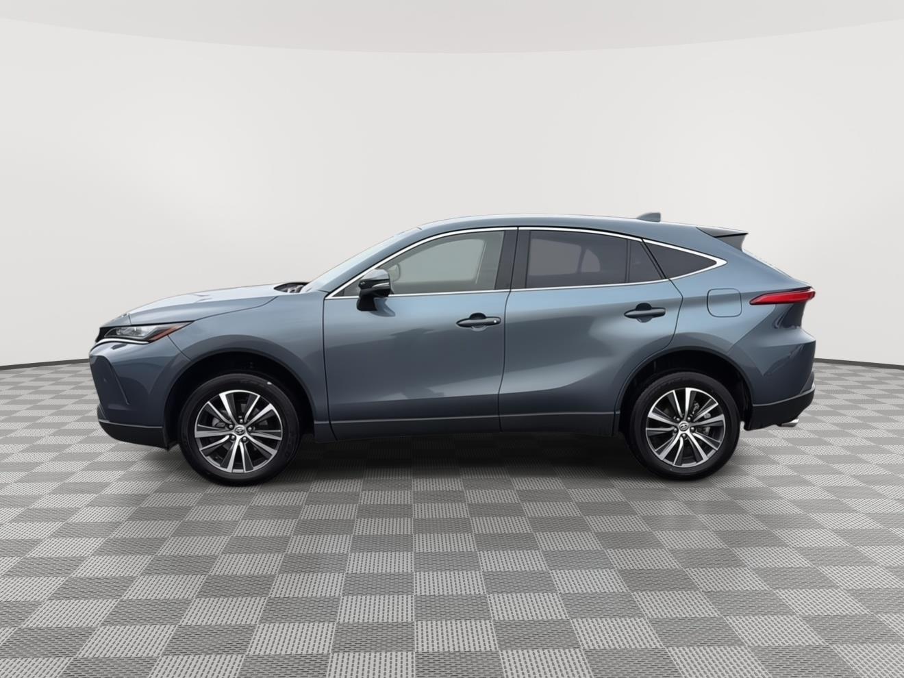2022 Toyota Venza LE photo 2