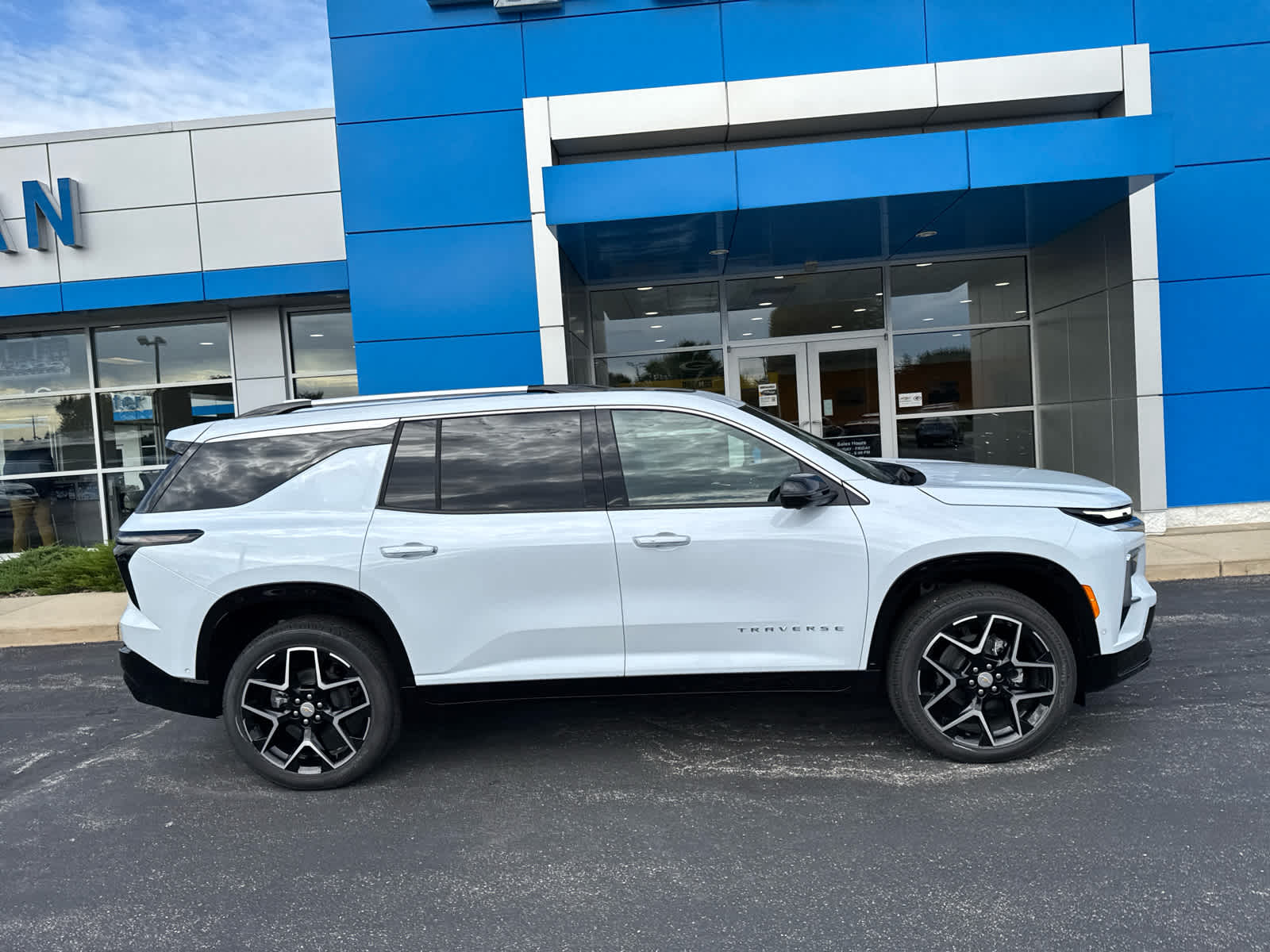 2026 Chevrolet Traverse High Country photo 2
