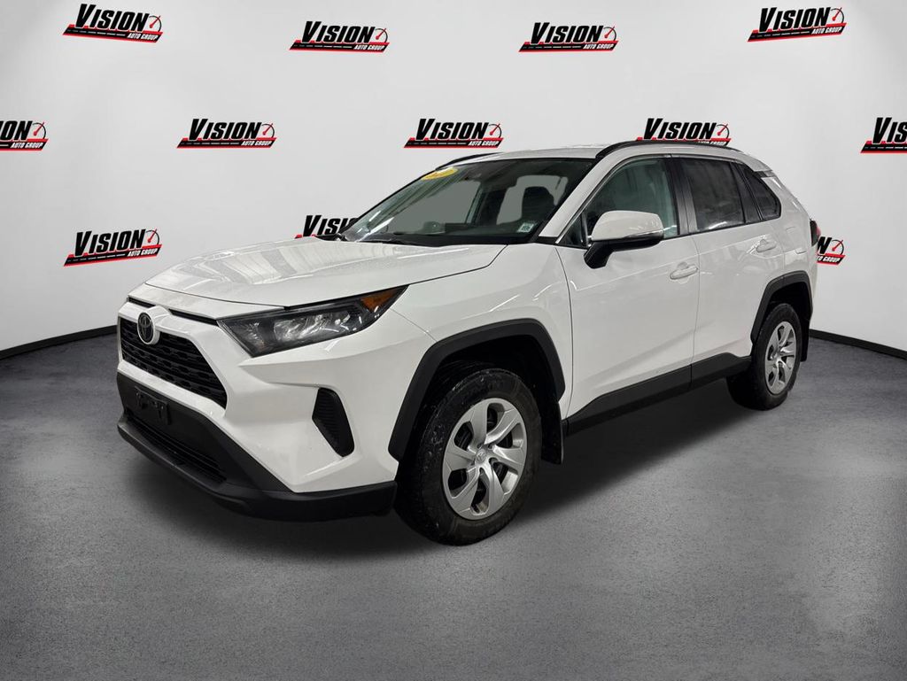 2021 Toyota RAV4 LE's photo