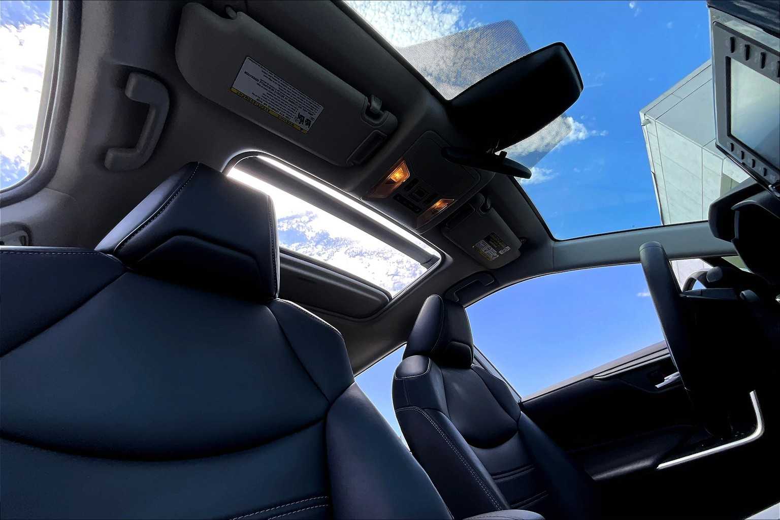 2021 Toyota RAV4 XLE Premium photo 12