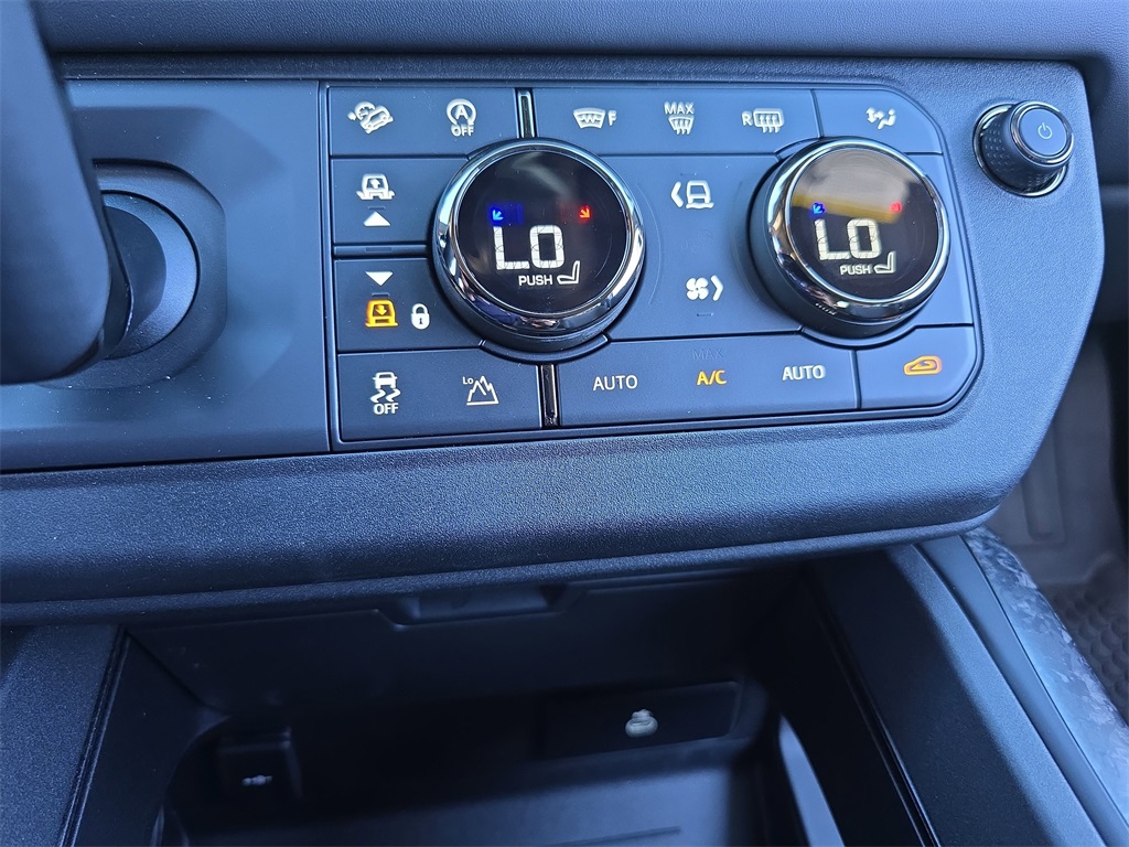 2025 Land Rover Defender 110 V8 photo 23