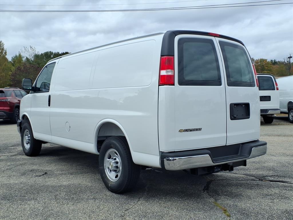 2025 Chevrolet Express Cargo 3500 photo 4