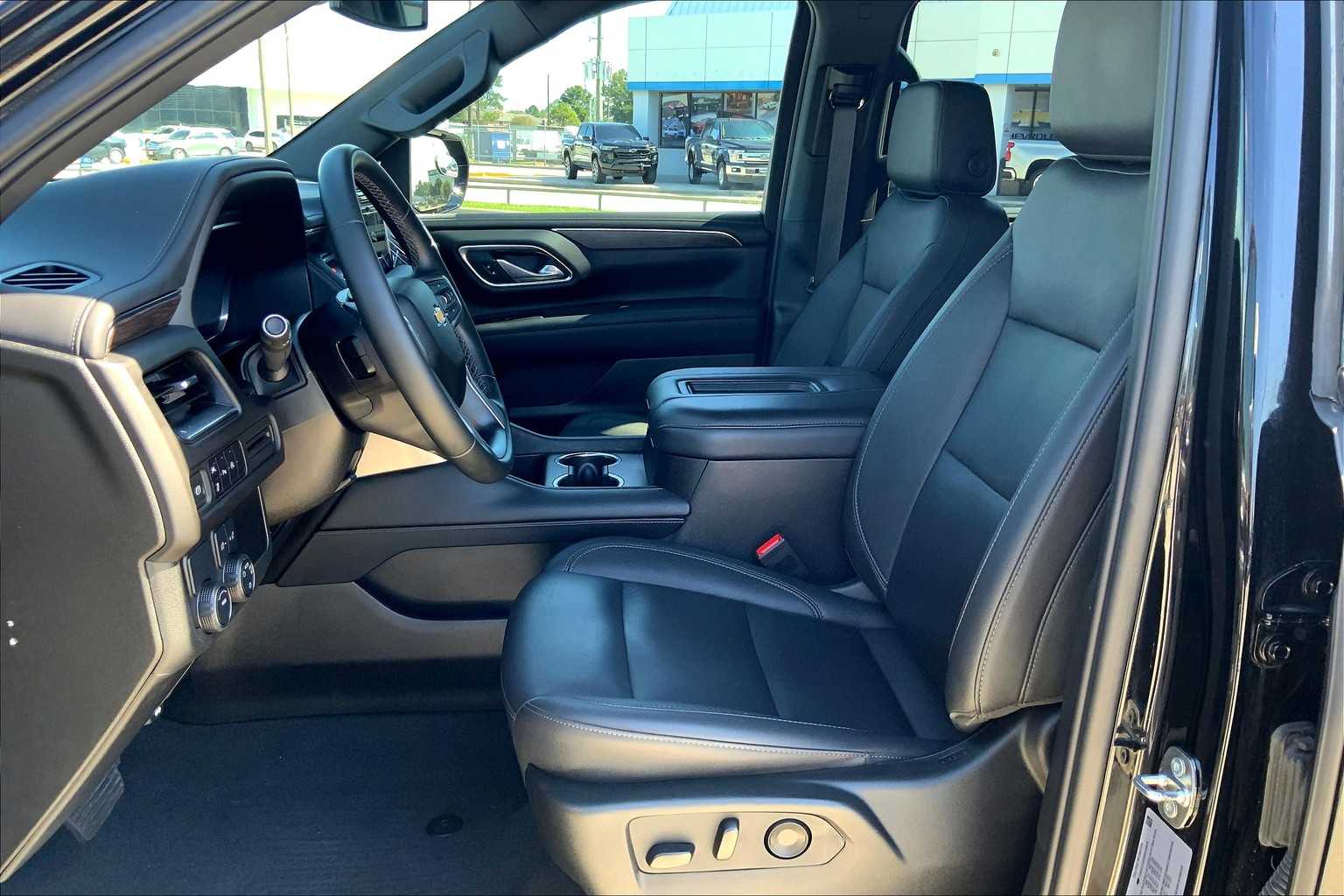 2024 Chevrolet Suburban LT photo 7