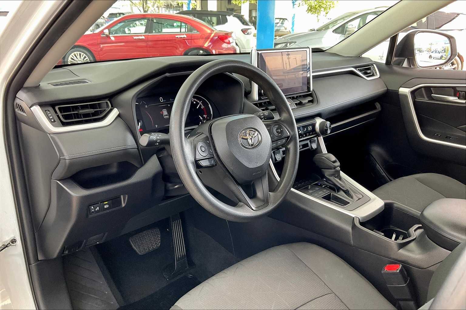 2024 Toyota RAV4 XLE photo 16