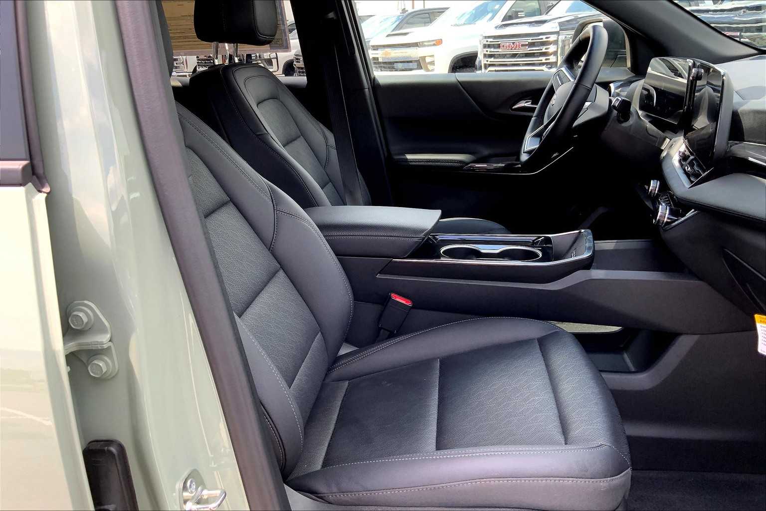 2025 Chevrolet Equinox LT photo 7