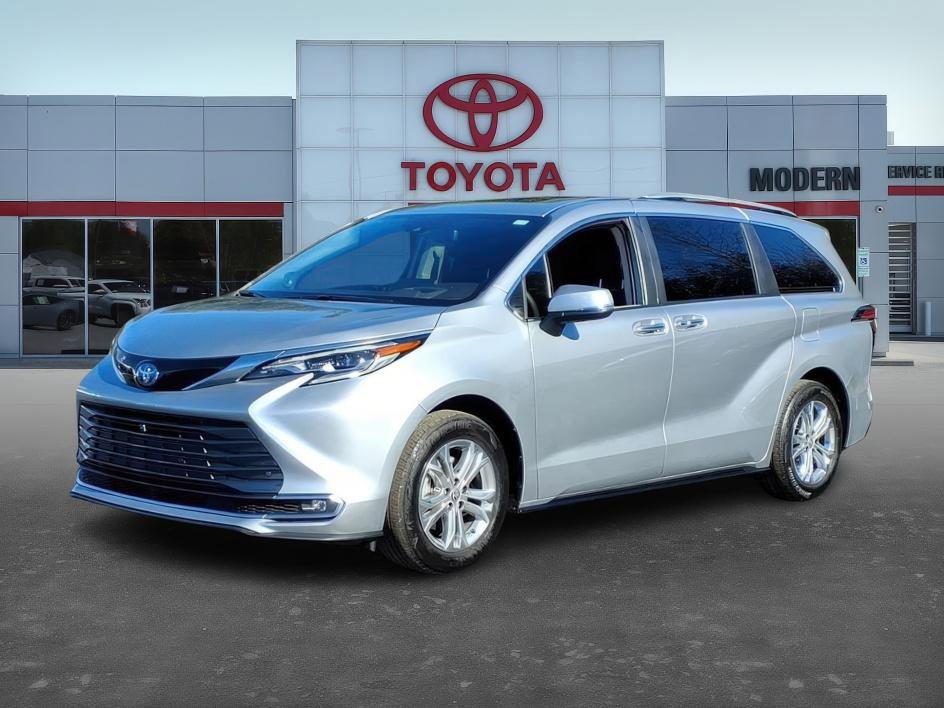 2024 Toyota Sienna Platinum's photo