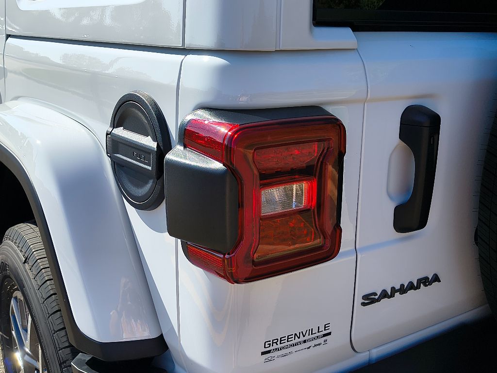 2025 Jeep Wrangler Sahara photo 4