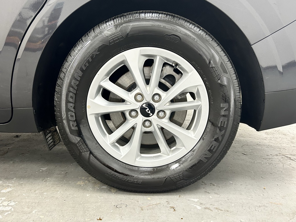 2024 Kia Carnival LX photo 22