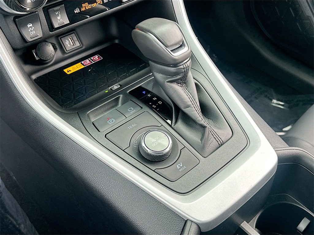 2025 Toyota RAV4 Hybrid XSE photo 13