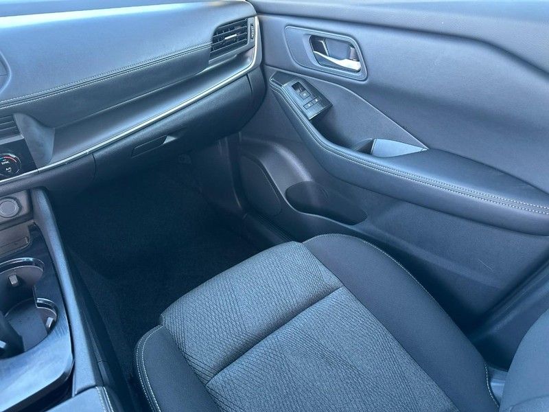 2025 Nissan Rogue SV photo 13