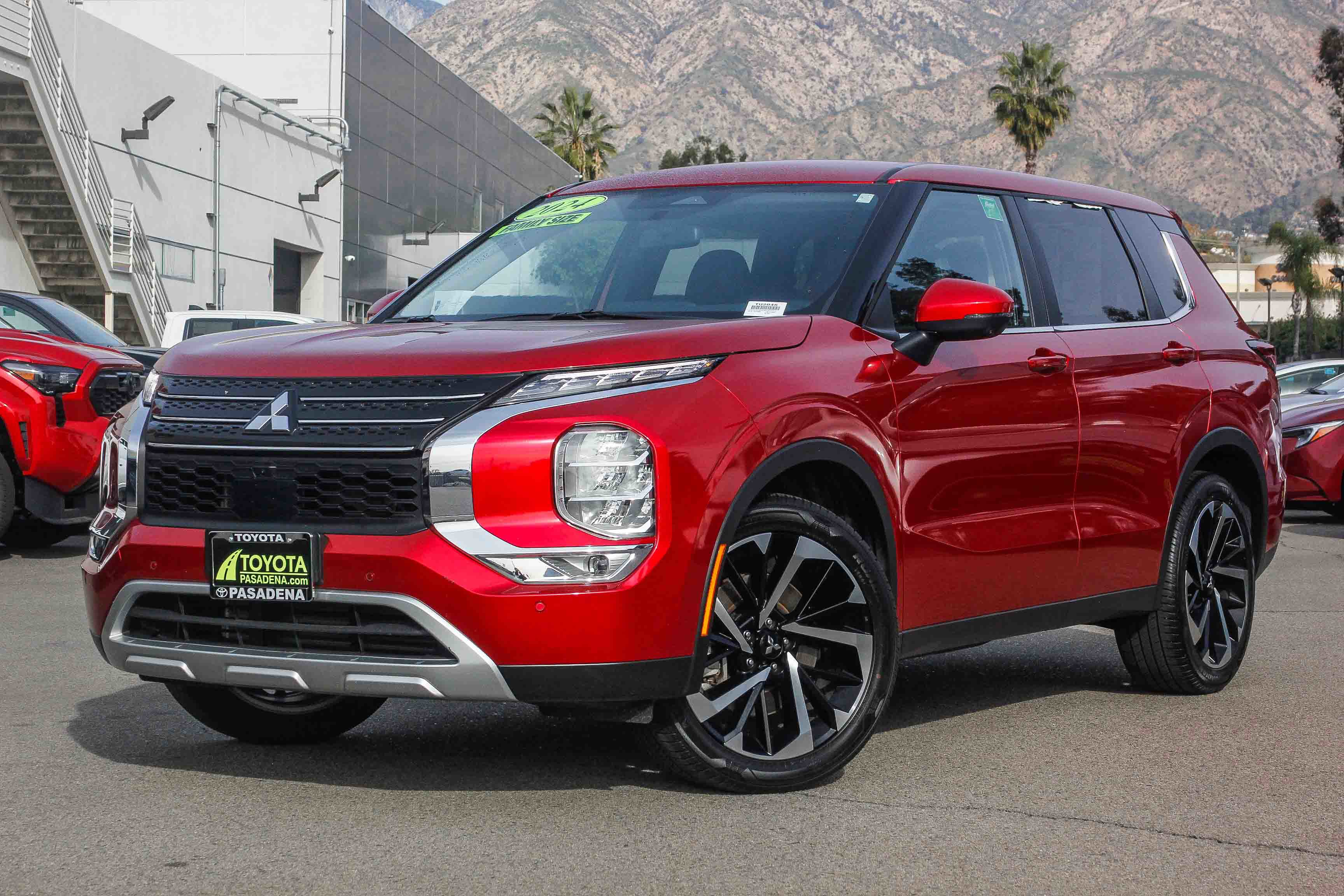 2024 Mitsubishi Outlander SE's photo