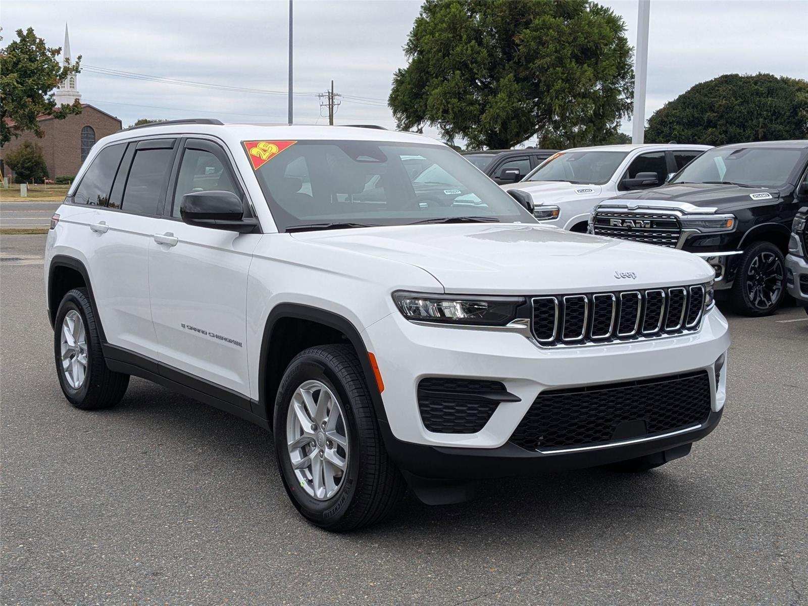2025 Jeep Grand Cherokee Laredo X photo 3