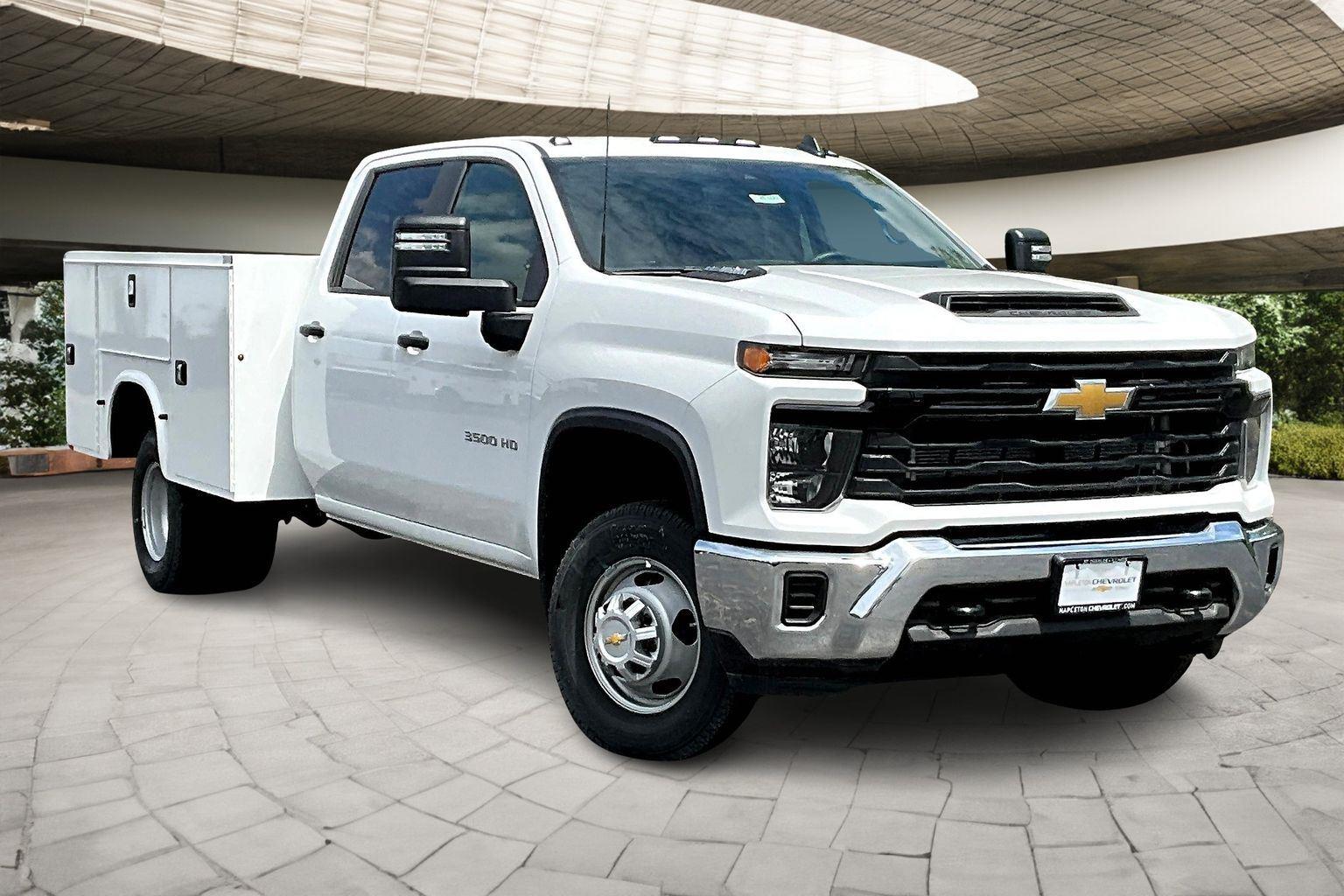 2025 Chevrolet Silverado 3500HD Work Truck photo 2
