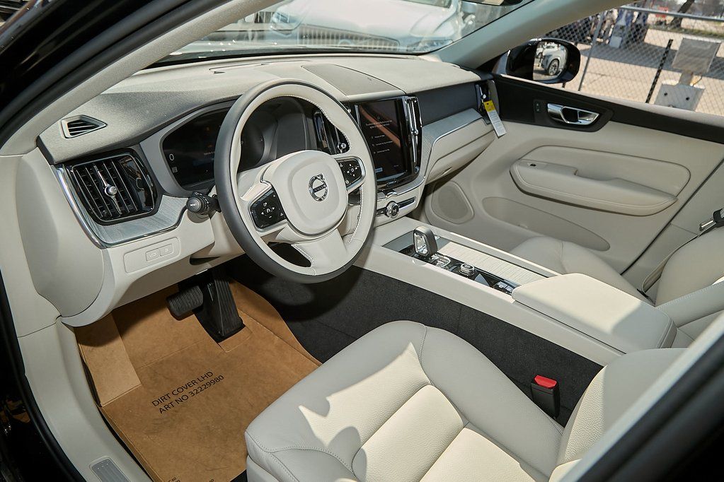 2025 VOLVO XC60 - Image 10