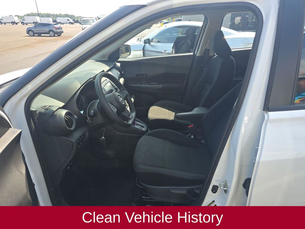 2024 Nissan Kicks S photo 3