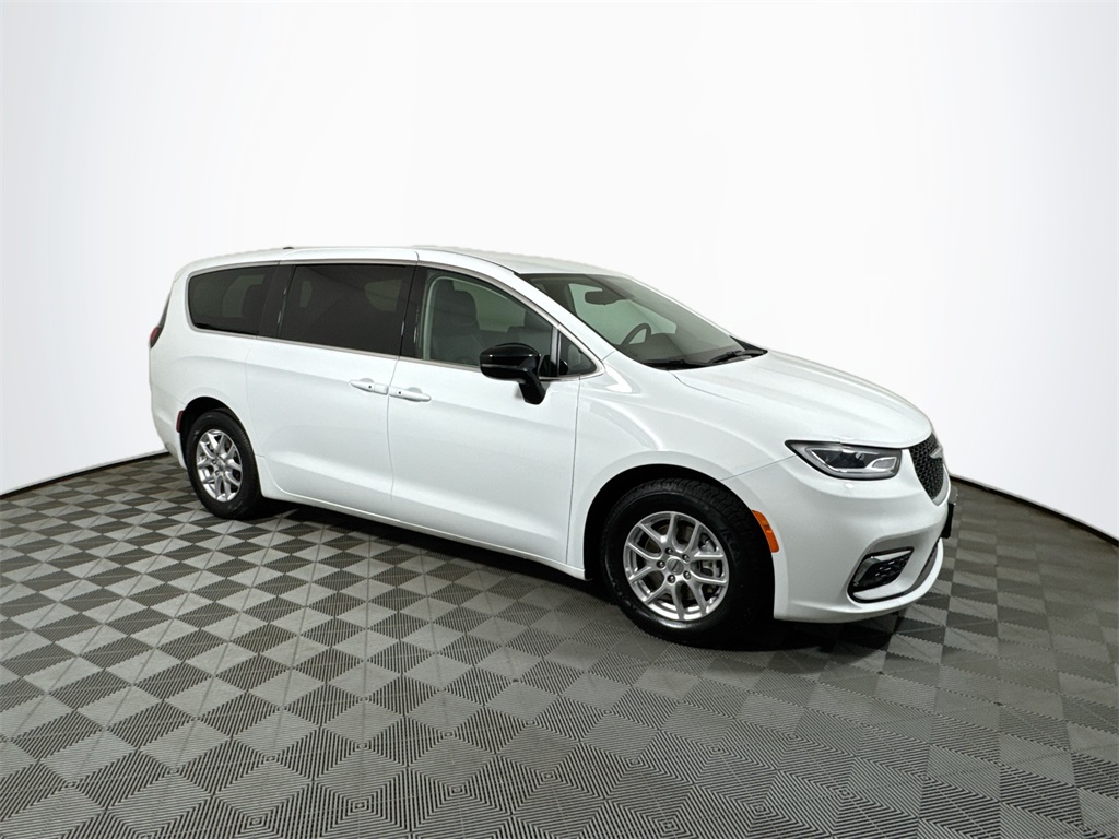 2024 Chrysler Pacifica Touring L photo 4