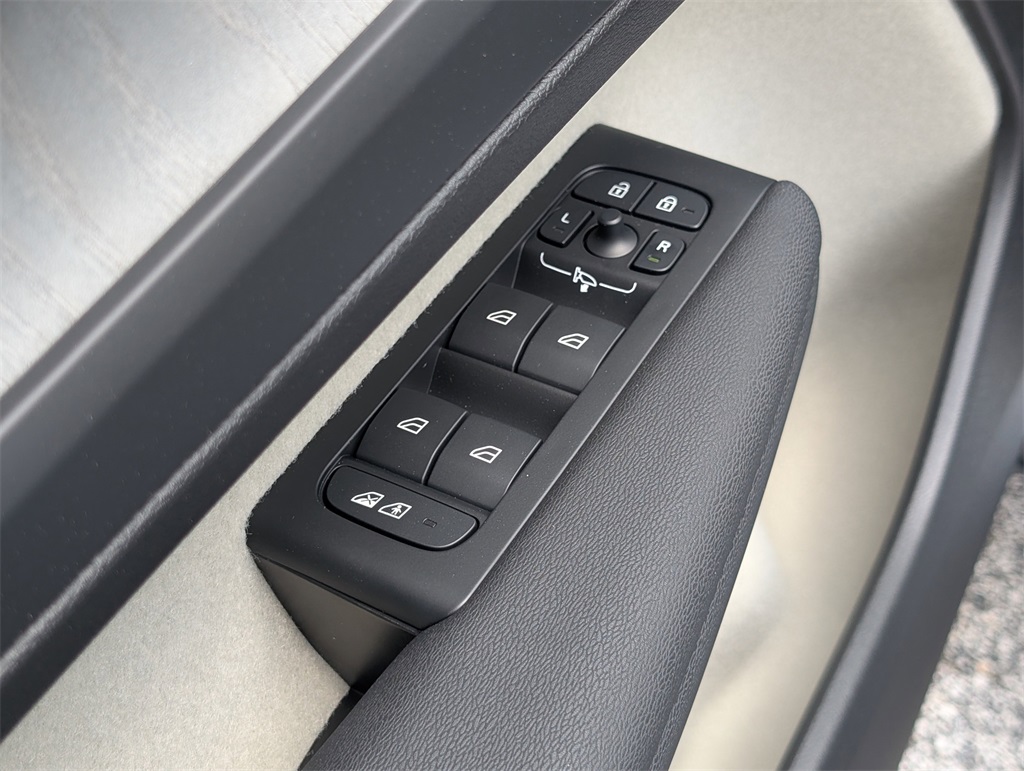2025 Volvo XC40 photo 12