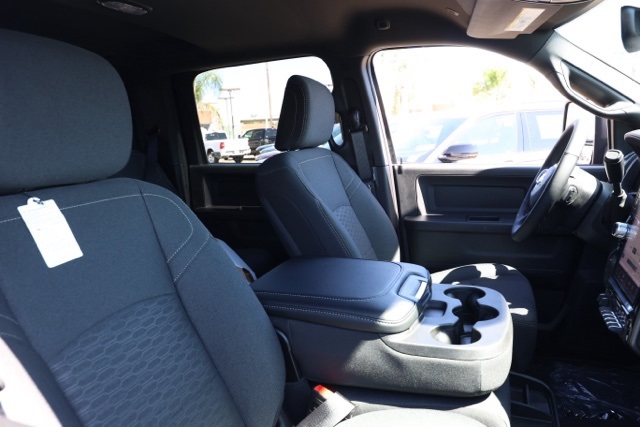 New 2026 Diamond Black Crystal Pearl-Coat Exterior Paint RAM Tradesman image 19