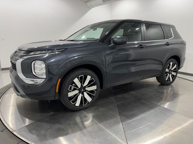 2025 Mitsubishi Outlander SE's photo