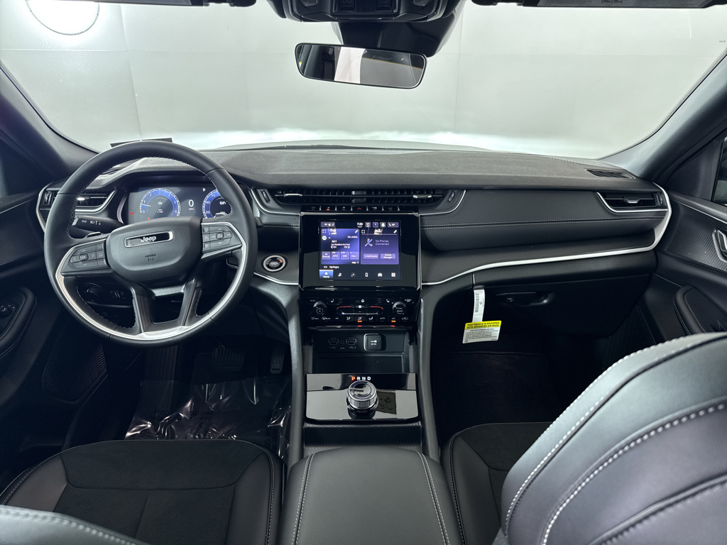 2025 Jeep Grand Cherokee Laredo Altitude photo 3