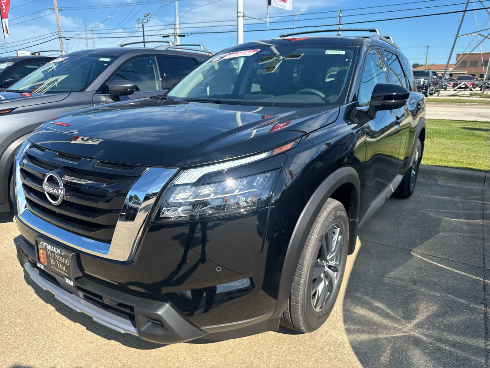 2025 Nissan Pathfinder SL photo 2