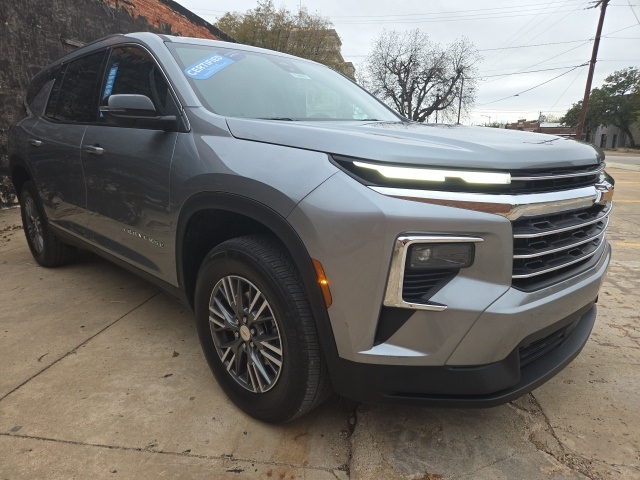 2025 Chevrolet Traverse photo 2