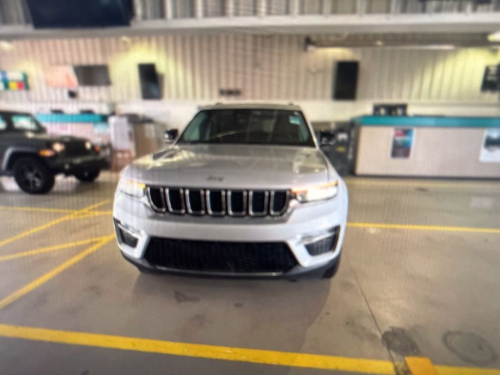 2023 Jeep Grand Cherokee Limited photo 3