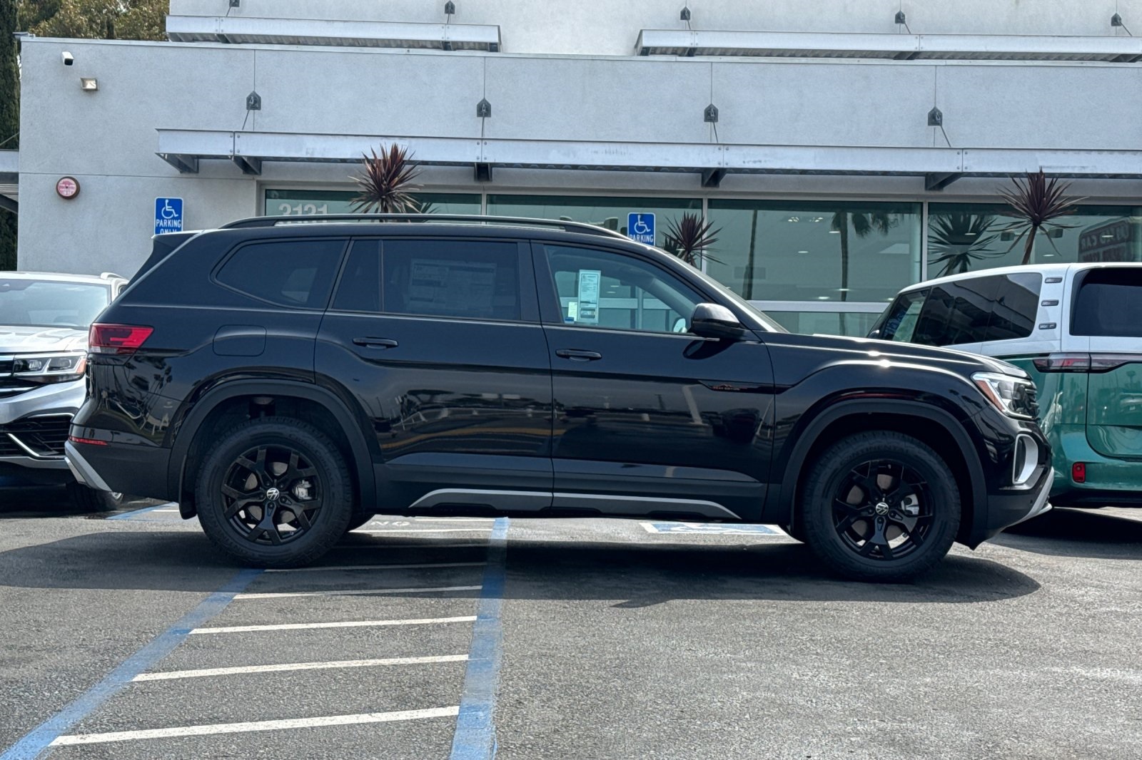 2025 Volkswagen Atlas Peak Edition SE photo 4