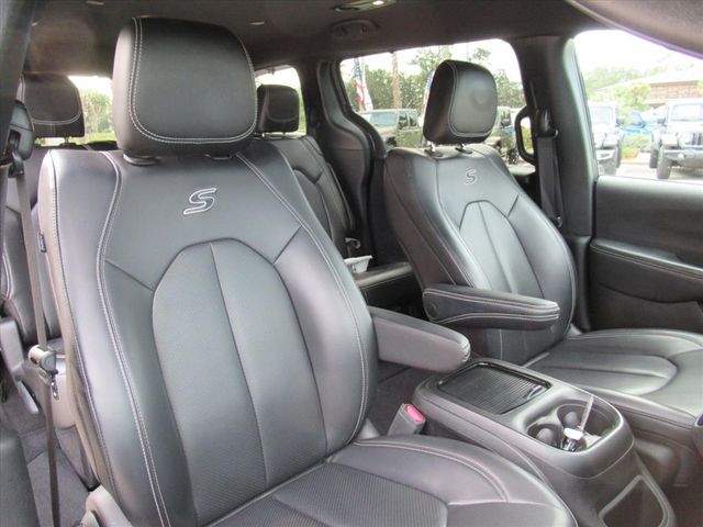 2023 Chrysler Pacifica Touring L photo 9
