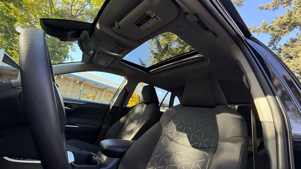 2024 Toyota RAV4 Hybrid XLE photo 31