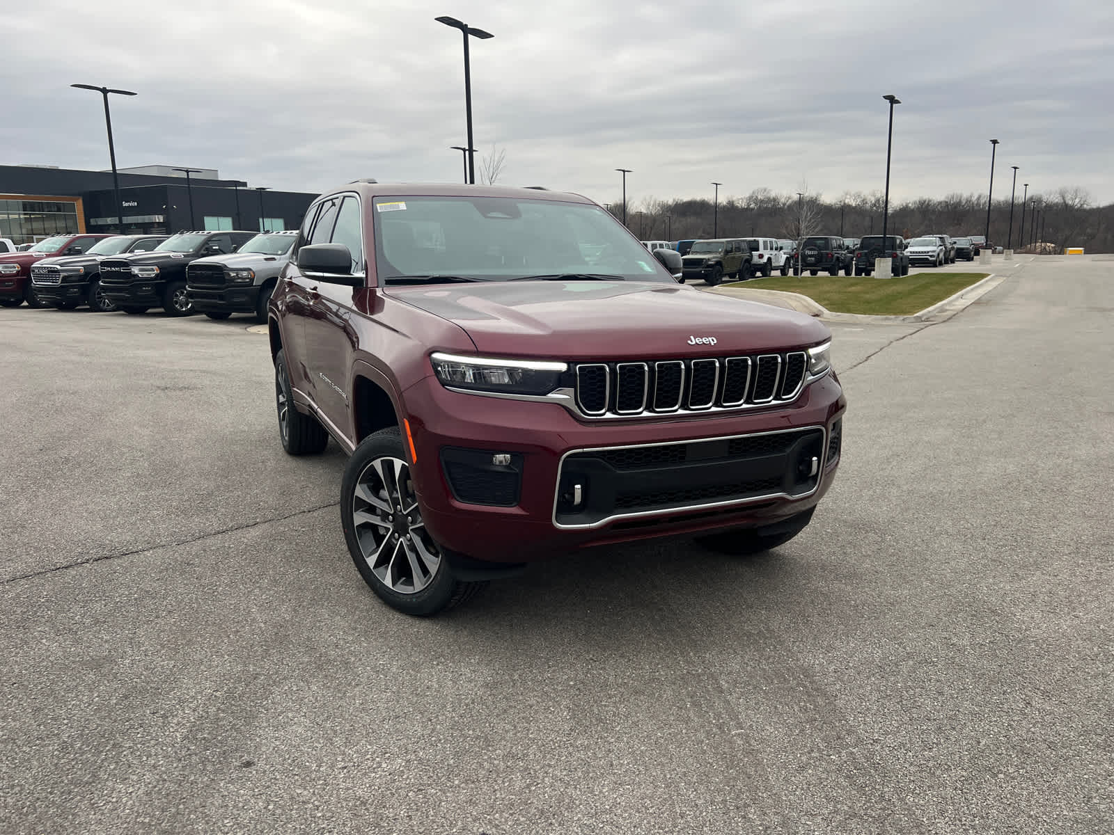 2025 Jeep Grand Cherokee Overland photo 2