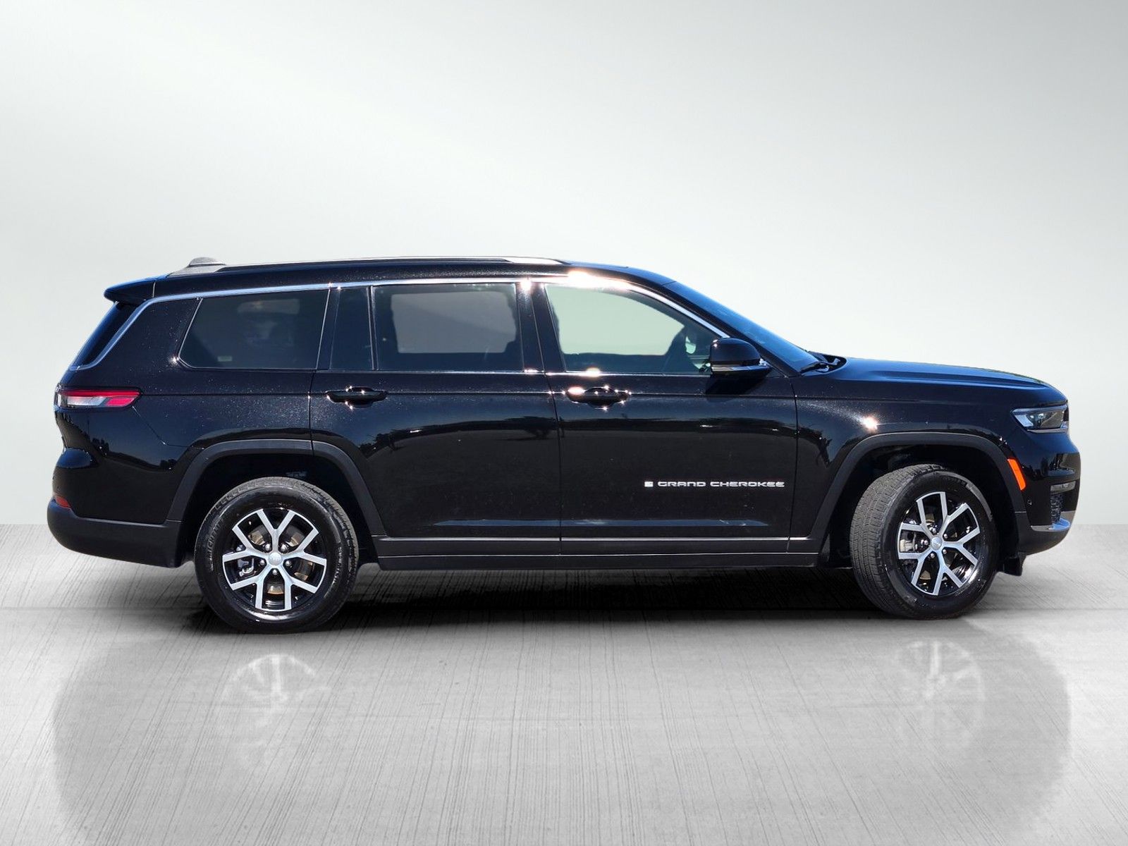 2024 Jeep Grand Cherokee Limited photo 2