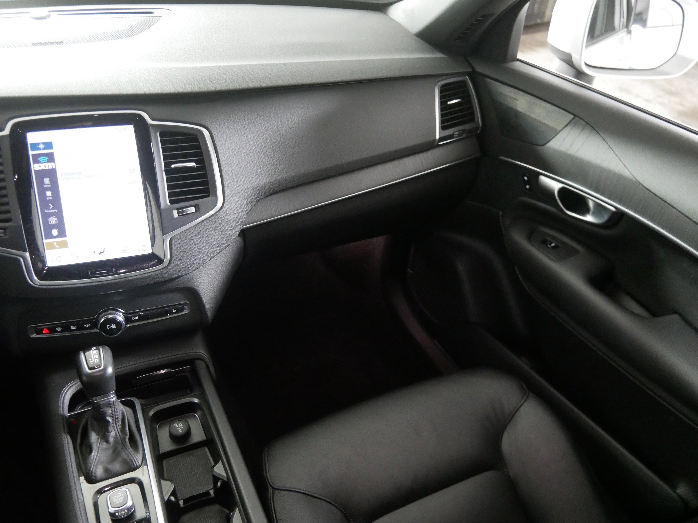 2020 Volvo XC90 Momentum AWD photo 11