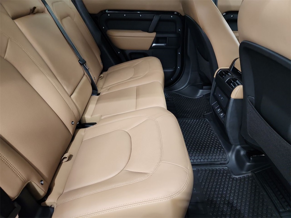 2025 Land Rover Defender 110 S photo 28