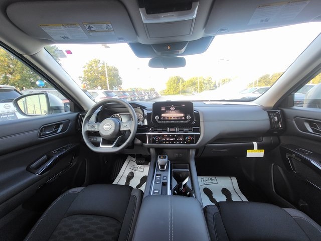 2025 Nissan Pathfinder SV photo 14