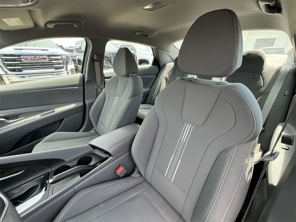 2024 Hyundai Elantra SEL photo 13