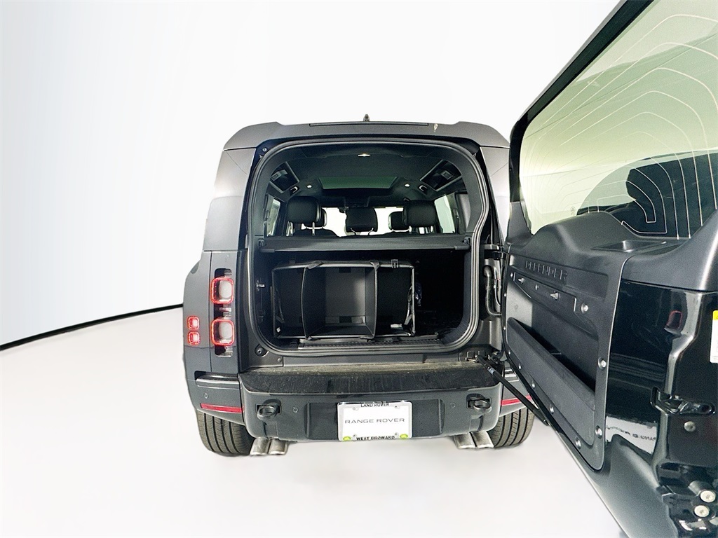2025 Land Rover Defender 110 V8 photo 4