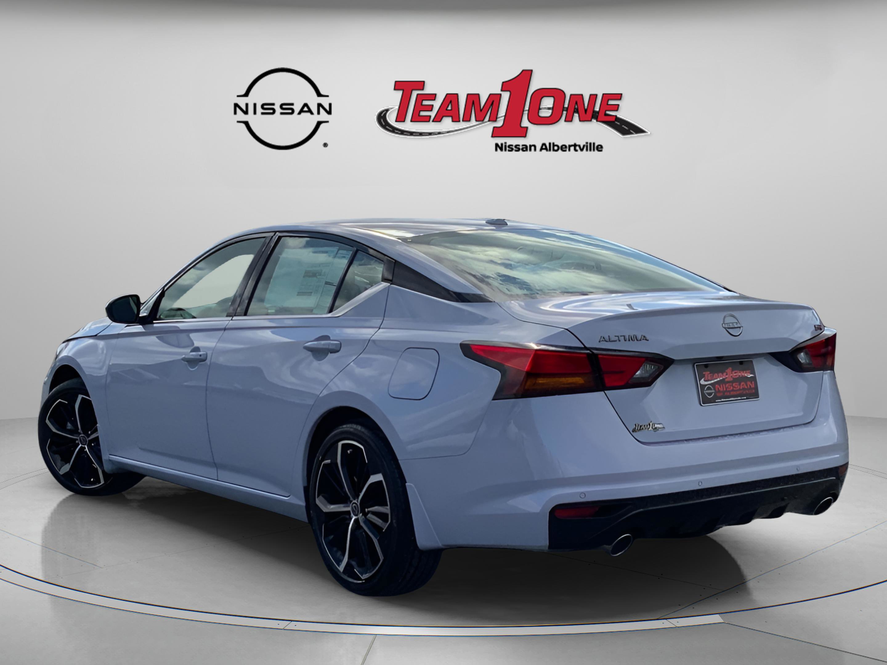 2025 Nissan Altima SR photo 2