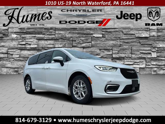 2023 Chrysler Pacifica Touring L's photo