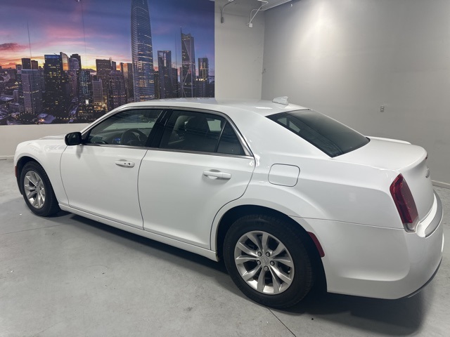 2023 Chrysler 300 Touring photo 4