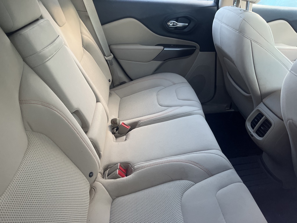 2019 Jeep Cherokee Latitude photo 3