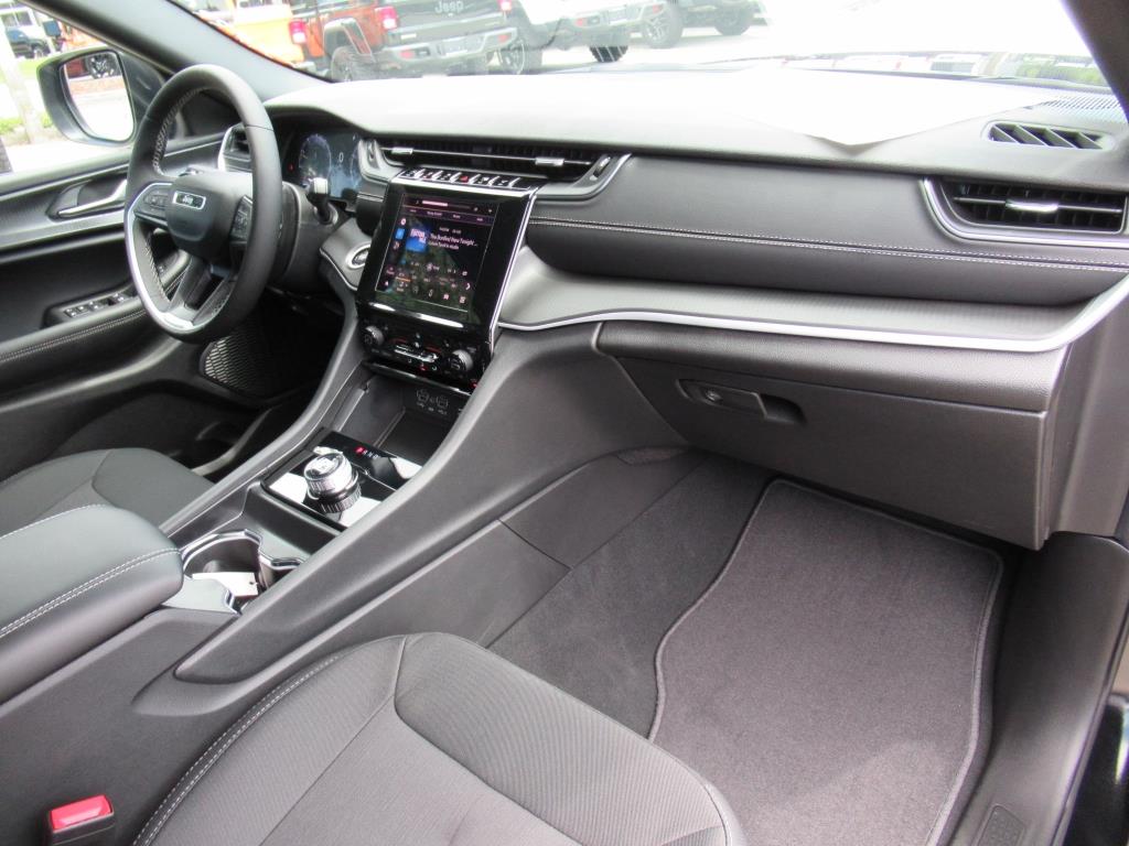 2025 Jeep Grand Cherokee Laredo X photo 8