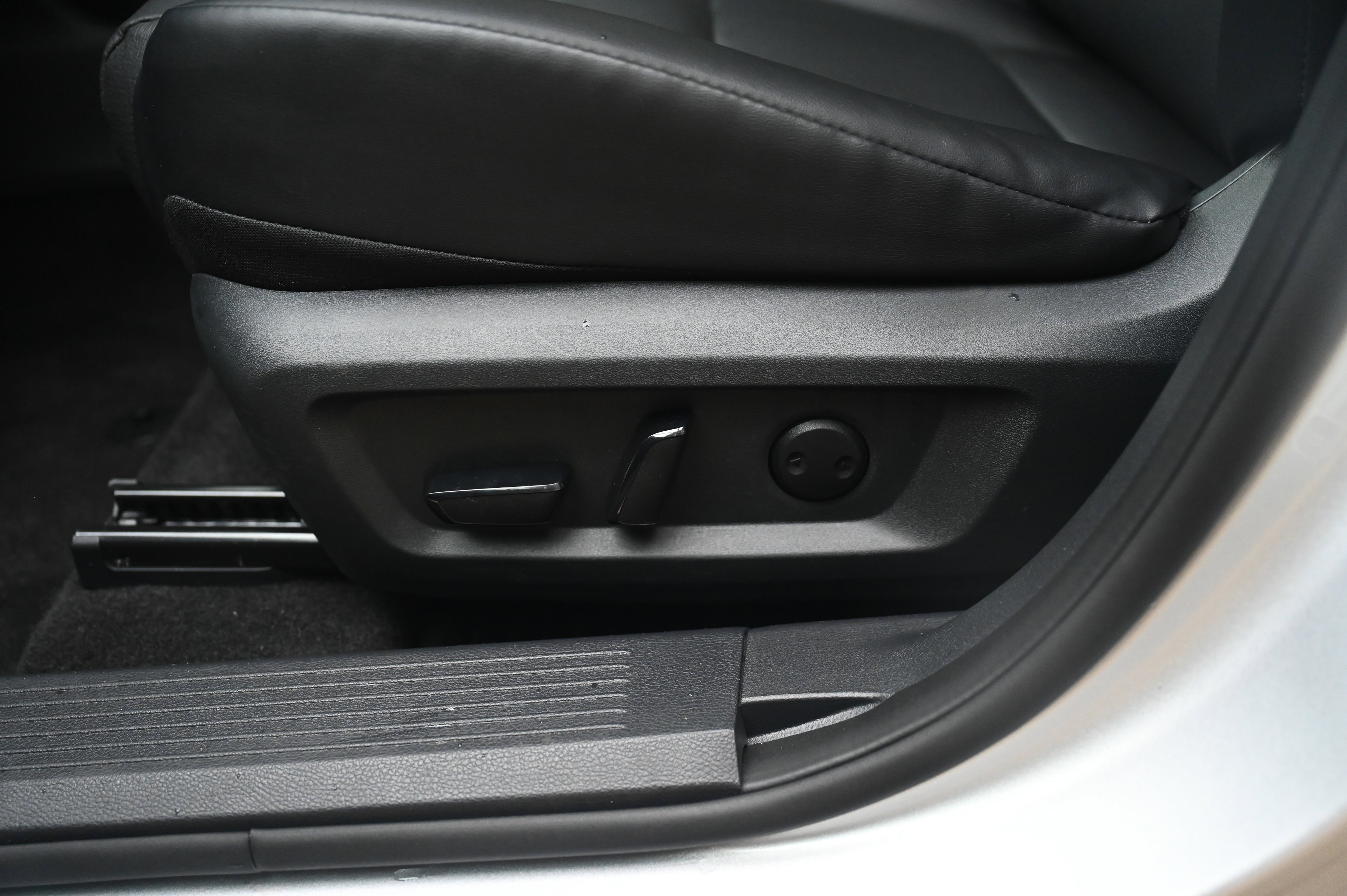 2023 Nissan Rogue SV photo 10