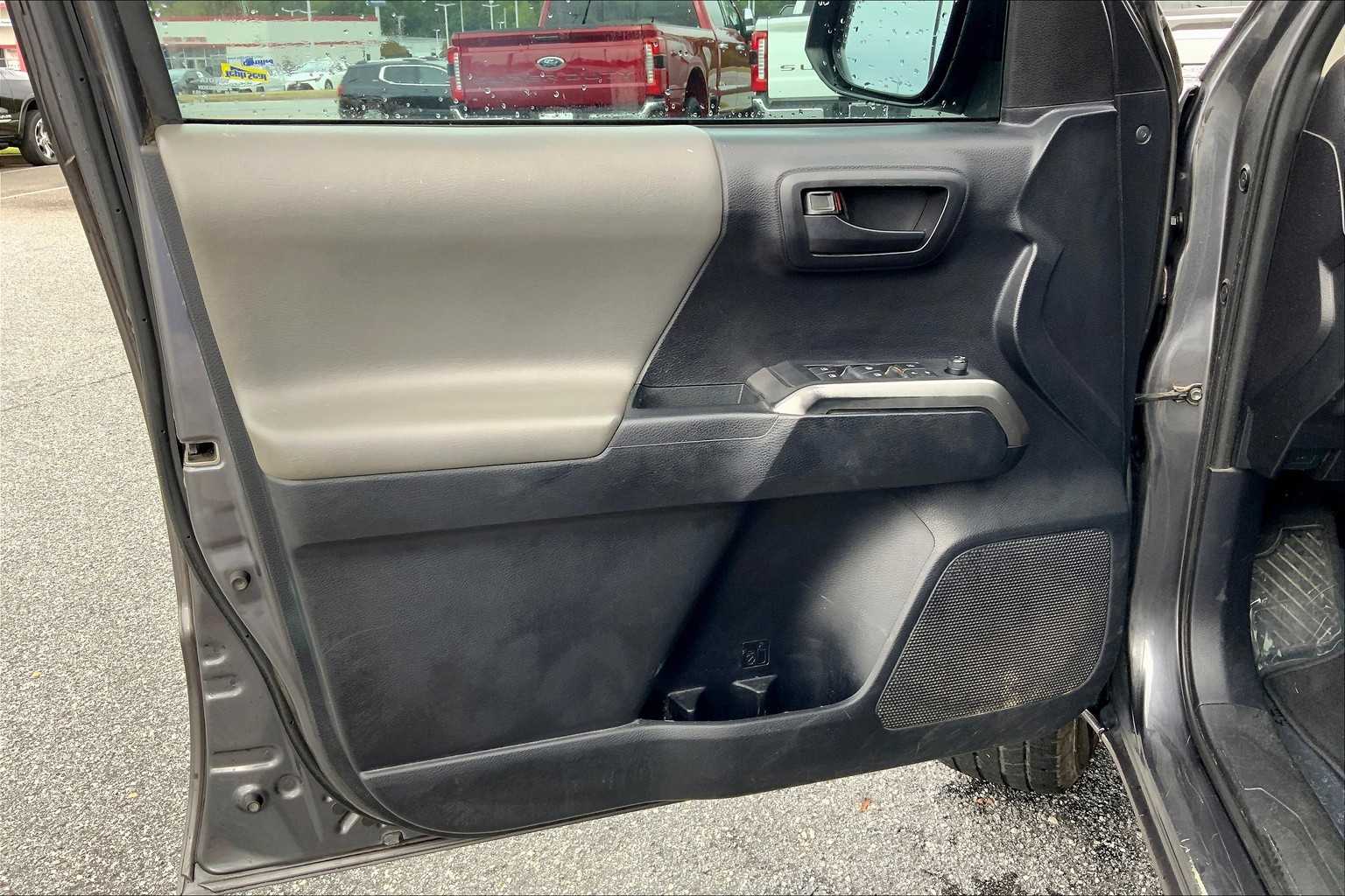 2019 Toyota Tacoma SR5 photo 18