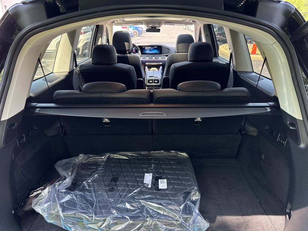 2025 Mercedes Benz GLS 450 4MATIC photo 2