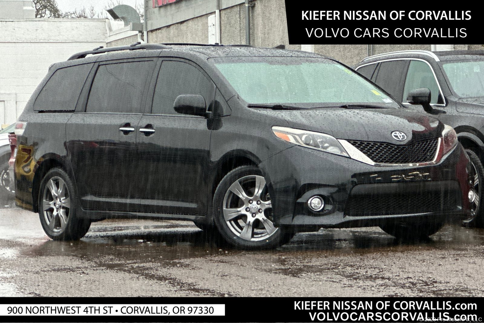 2017 Toyota Sienna SE Premium's photo