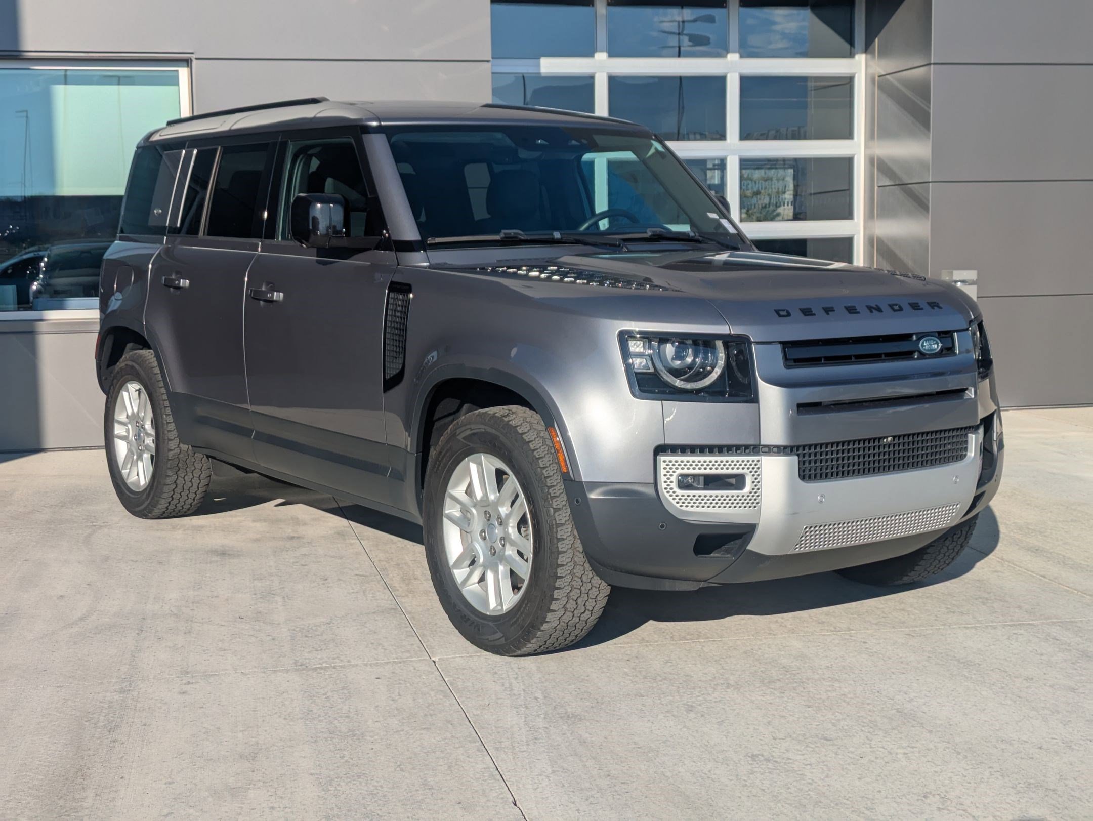 2024 Land Rover Defender 110 S photo 3