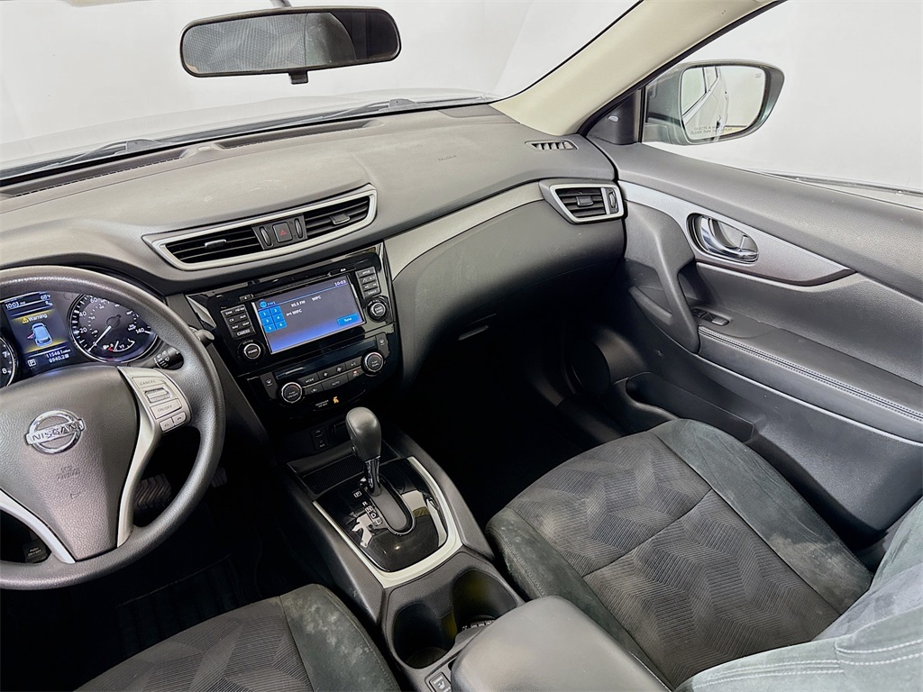 2016 Nissan Rogue SV photo 25